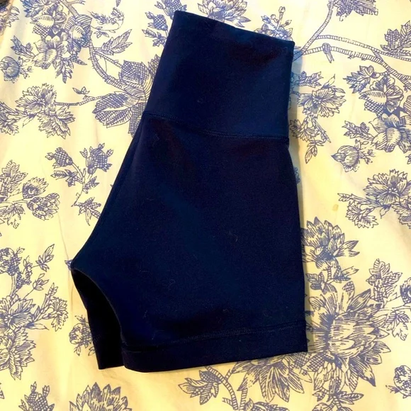 Lululemon Wunder Train shorts - Picture 4 of 6